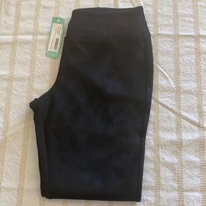 Women’s black cropped leggings